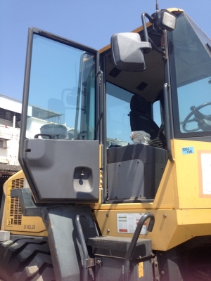 รถตักล้อยาง2คิว Komatsu WA200-5 สภาพเดิมๆ เพิ่งถึงไทย สภาพเนี๊ยบ