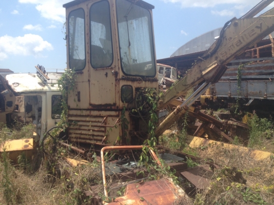 แบ้คโคร เหมืองแร่เครือง lipter2สูบ   มี2คัน   ขานคันละ 80000