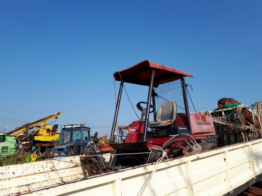 tractor-backhoe ส่งรถตัดหญ้า ตัดกรีน แบบนั่งขับ ไปใช้ในสนามกอล์ฟ แถวบางปะกง