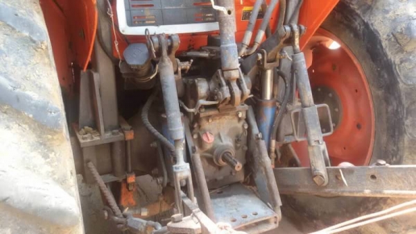 KUBOTA M7040 ราคา 365,000 บาท เครื่องดี เกียร์ดี (ใบมีด หาง 6 ) เอกสารเล่มทะเบียน  รถอยู่ จ.ศรีสะเกษ โทร&amp;ไอดีไลน์ 0610710295