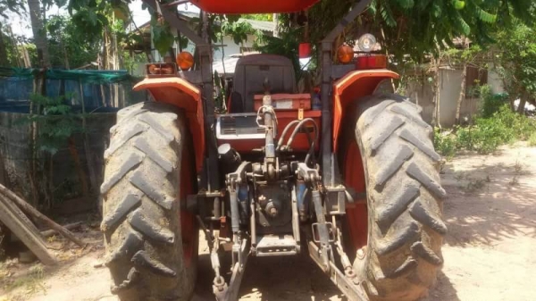 KUBOTA M7040 ราคา 365,000 บาท เครื่องดี เกียร์ดี (ใบมีด หาง 6 ) เอกสารเล่มทะเบียน  รถอยู่ จ.ศรีสะเกษ โทร&amp;ไอดีไลน์ 0610710295