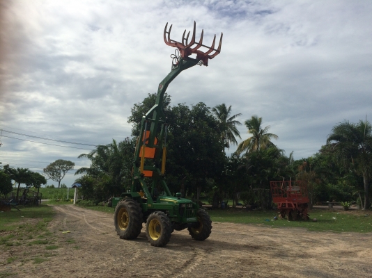 รถไถจอนเดียร2เพลาพร้อมคีบ รถไถจอนเดียร2เพลาพร้อมคีบ