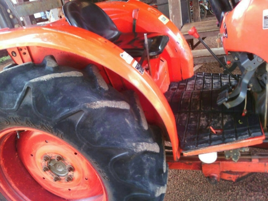 รถไถ 47  รถไถ 47 แรงอุปกร 2 ชิ้น    ยีห้อตราช้าง   รถปี 55    ช.ม 1700  นิดฯฯ  พร้อมลุยงาน ราคาเบา ฯ   380000 บาท ทะเบียนพร้อม  ดูรถ จ .สกนคร   วันทูคอล 098 668-3479 dtac 094 283-9369 สิทธิ์ คับ