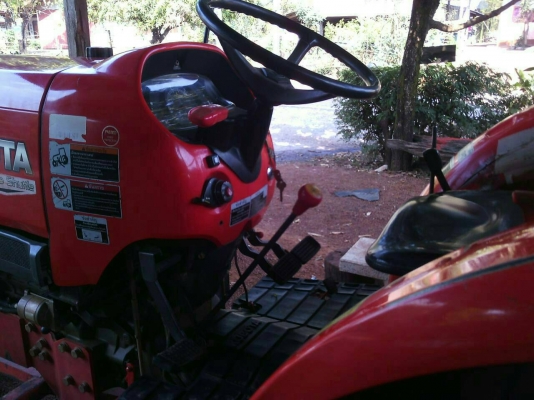 รถไถ 47  รถไถ 47 แรงอุปกร 2 ชิ้น    ยีห้อตราช้าง   รถปี 55    ช.ม 1700  นิดฯฯ  พร้อมลุยงาน ราคาเบา ฯ   380000 บาท ทะเบียนพร้อม  ดูรถ จ .สกนคร   วันทูคอล 098 668-3479 dtac 094 283-9369 สิทธิ์ คับ