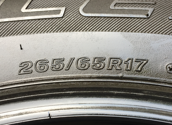 ยาง Bridgestone 265 65 17 กลางปี16 ดอกเต็ม ไม่มีปะ ใช้ยาว ราคาไม่แพง