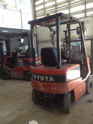 +++ ขายโฟล์คลิฟท์ไฟฟ้านั่งขับ   TOYOTA 5FB15  ขนาด  1.5  ตัน  เสา  3  เมตร  ยางตันครับ  (มี  2  คันครับ)