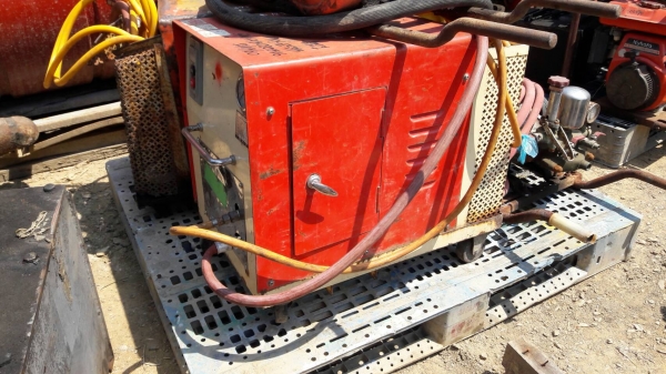 เครื่องฉีดล้างใช้ ไฟฟ้า มี 2 ตัว ตัวล่ะ15,000 บาท