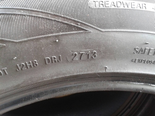 ยาง 265/50R20 ปี13 ชุดนี้ ราคา 3300 บาท ยาง 265/50R20 ปี13 ชุดนี้ ราคา 3300 บาท