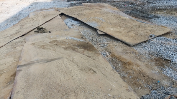 ขายกิโลละ 20 แผ่นเหล็ก หนา 7/8 หุล กว้าง 1.50 ม. ยาว 6.10 ม. รวม 17 แผ่น เหล็กเนื้อสวยเหมาะสำหรับทำแพแบโฮ แพสิบล้อวางหน้างาน เหล็กอยู่ กรุงเทพมหานคร 090-772-3710 090-772-3708