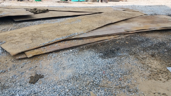 ขายกิโลละ 20 แผ่นเหล็ก หนา 7/8 หุล กว้าง 1.50 ม. ยาว 6.10 ม. รวม 17 แผ่น เหล็กเนื้อสวยเหมาะสำหรับทำแพแบโฮ แพสิบล้อวางหน้างาน เหล็กอยู่ กรุงเทพมหานคร 090-772-3710 090-772-3708