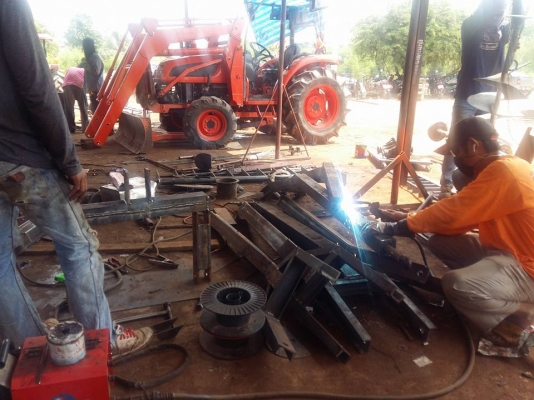 รับทำชุดบุ้งกี๋รถไถ ชุดตักติดรถไถ ทุกรุ่น ทุกยี่ห้อ งานดี ราคาไม่แพง ติดต่อ0810745778  ลุงโหนกรับสาย