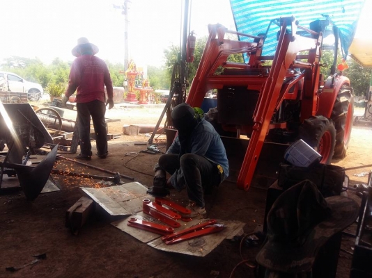 รับทำชุดบุ้งกี๋รถไถ ชุดตักติดรถไถ ทุกรุ่น ทุกยี่ห้อ งานดี ราคาไม่แพง ติดต่อ0810745778  ลุงโหนกรับสาย