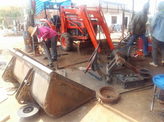 รับทำชุดบุ้งกี๋รถไถ ชุดตักติดรถไถ ทุกรุ่น ทุกยี่ห้อ งานดี ราคาไม่แพง ติดต่อ0810745778  ลุงโหนกรับสาย