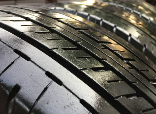 ยาง Bridgestone 205 70 15 กลางปี15 ดอกเต็ม ไม่มีปะ เนื้อนิ่มๆ ใช้ยาว ราคาไม่แพง