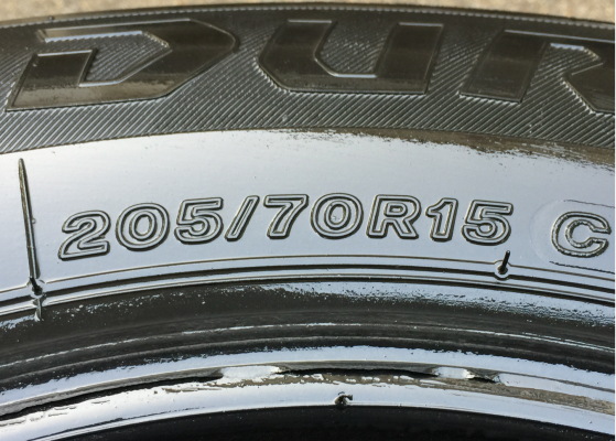 ยาง Bridgestone 205 70 15 กลางปี15 ดอกเต็ม ไม่มีปะ เนื้อนิ่มๆ ใช้ยาว ราคาไม่แพง