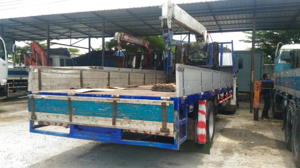 รถหกล้อติดเครน 8 ตัน