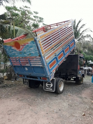 รถตุ๊กๆดั้มหกล้อ