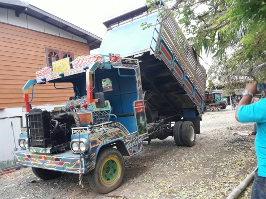 รถตุ๊กๆดั้มหกล้อ