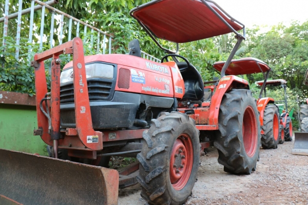 สามย่านแทรคเตอร์ ขายรถไถ KUBOTA L3408 พร้อมดันหน้า และผาน 6 ราคา 190,000 มีรถขนส่งบริการขนส่งทั่วไทย ร้านสามย่านแทรคเตอร์ อ.แกลง จ.ระยอง 0897489639,0818618678,0899347475 https://www.facebook.com/DC-Tractor-Rayong-3071545327?/shop? id line=0897489639 id li