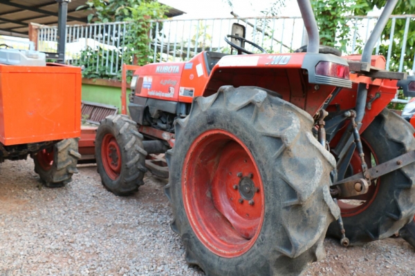 สามย่านแทรคเตอร์ ขายรถไถ KUBOTA L3408 พร้อมดันหน้า และผาน 6 ราคา 190,000 มีรถขนส่งบริการขนส่งทั่วไทย ร้านสามย่านแทรคเตอร์ อ.แกลง จ.ระยอง 0897489639,0818618678,0899347475 https://www.facebook.com/DC-Tractor-Rayong-3071545327?/shop? id line=0897489639 id li