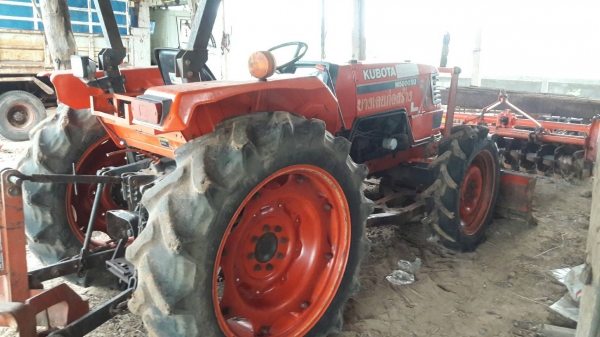 รถไถ M 5000  อุปกร 2 ชิ้น ยางใหม่ 4 เส้น   พร้อมใช้งาน ราคา 250000  บาท ดูรถที อ.ราษไศล จ.ศรีสะเกษ  ติดต่อทีเบอร์ 098 668-3479 -094 283-9369 คุณ สิทธิ์