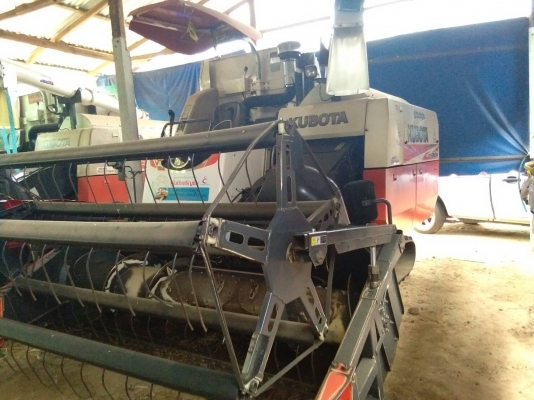 ขายรถเกี่ยวข้าว KUBOTA 95 PLUs รถปี 57  ใช้งานได้ 813 ชม