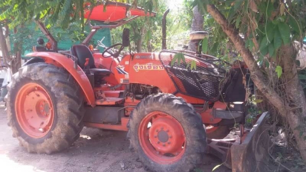 KUBOTA M7040 ราคา 345,000 บาท เครื่องดี เกียร์ดี (ใบมีด หาง 6 ) เอกสารเล่มทะเบียน  รถอยู่ จ.ศรีสะเกษ