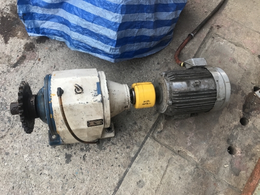 ขายหัวเกียร์ SEW eurodrive พร้อมมอเตอร์ mitsubishi 10HP. 380V อัตราทด 1:39.7 เพลาออกประมาณ 36รอบต่อนาที สภาพสวยเดิมๆ ตัดออกจากโรงงาน หมุนนิ่ม พร้อมใช้งาน ขายหัวเกียร์ SEW eurodrive พร้อมมอเตอร์ mitsubishi 10HP. 380V อัตราทด 1:39.7 เพลาออกประมาณ 36รอบต่อนาที สภาพสวยเดิมๆ ตัดออกจากโรงงาน หมุนนิ่ม พร้อมใช้งาน