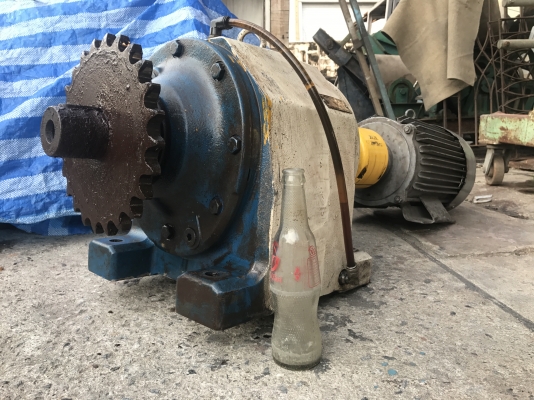 ขายหัวเกียร์ SEW eurodrive พร้อมมอเตอร์ mitsubishi 10HP. 380V อัตราทด 1:39.7 เพลาออกประมาณ 36รอบต่อนาที สภาพสวยเดิมๆ ตัดออกจากโรงงาน หมุนนิ่ม พร้อมใช้งาน