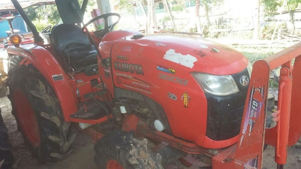 ขายรถไถคูโบต้าL3608 ทำงาน6ร้อย ชม.อุปกรณ์ใบดันหน้า ผาน5 เอกสารทะเบียนครบ