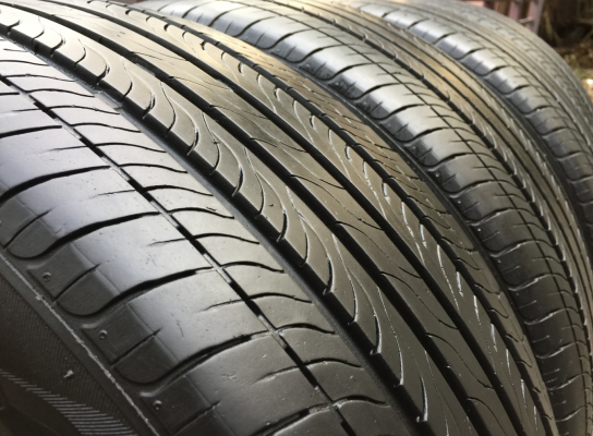 ยาง Maxxis 215 55 17 ปี16 ดอกเต็ม เนื้อนิ่มๆ ใช้ยาว ราคาไม่แพง