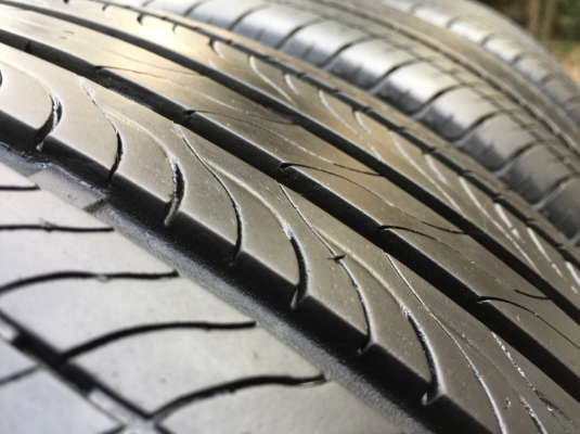 ยาง Maxxis 215 55 17 ปี16 ดอกเต็ม เนื้อนิ่มๆ ใช้ยาว ราคาไม่แพง