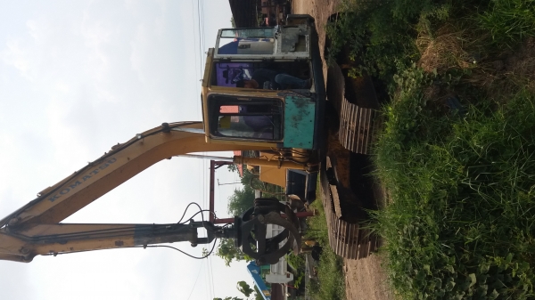 ขาย 315,000 รถครีบหมุนได้ KOMATSU pc 100-3 เครื่อง ISUZU 6 BB ดี ปั้มแรง เอวแน่น ช่วงล่างเต็ม ติดมือครีบหมุนได้พร้อมบุ้งกี้ รถสวยพร้อมใช้ รถอยู่ ชลบุรี 090-772-3710 090-772-3708