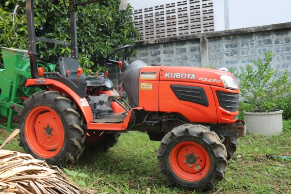สามย่านแทรคเตอร์  ขายรถไถ KUBOTA B2420 รถพร้อมใช้งาน 602ชม. ทะเบียนพร้อมโอน ราคา 165,000  มีรถขนส่งบริการ ร้านสามย่านแทรคเตอร์ อ.แกลง จ.ระยอง 0897489639,0818618678,0899347475 https://www.facebook.com/DC-Tractor-Rayong-3071545327?/shop? id line=0897489639