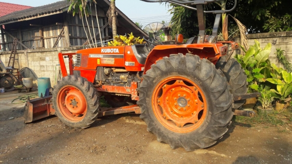ขายรถไถ Kubota M5000 สภาพดีสวยๆๆพร้อมใช้ครับ รุ่นนี้ถือว่าคุ้มมากกับราคานี้ครับ มีอุปกรณ์พร้อม2 ชิ้นมี ใบมีดดันดิน และผานพรวนมีเล่มพร้อมโอนครับ ขายรถไถ Kubota M5000 สภาพดีสวยๆๆพร้อมใช้ครับ รุ่นนี้ถือว่าคุ้มมากกับราคานี้ครับ มีอุปกรณ์พร้อม2 ชิ้นมี ใบมีดดันดิน และผานพรวนมีเล่มพร้อมโอนครับ