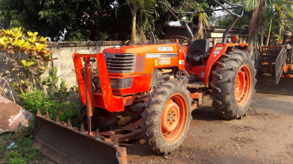 ขายรถไถ Kubota M5000 สภาพดีสวยๆๆพร้อมใช้ครับ รุ่นนี้ถือว่าคุ้มมากกับราคานี้ครับ มีอุปกรณ์พร้อม2 ชิ้นมี ใบมีดดันดิน และผานพรวนมีเล่มพร้อมโอนครับ