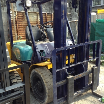 +++ ขายโฟล์คลิฟท์  KOMATSU FD25-14  ขนาด  2.5  ตัน  เครื่องยนต์ดีเซล  เสา  3  เมตร  เกียร์ออโตเมติค  งา 1,070  มม.  ยางตันครับ