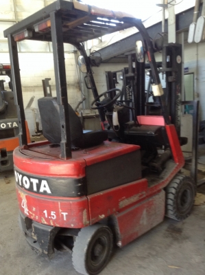 +++ ขายโฟล์คลิฟท์ไฟฟ้านั่งขับ  TOYOTA 5FB15  ขนาด  1.5  ตัน  เสา  3  เมตร  ยางตัน  (มี  2  คันครับ)