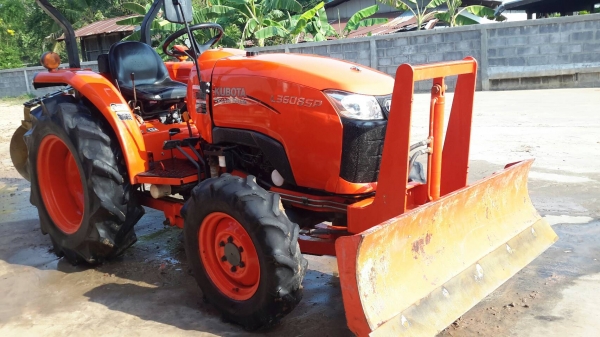 ขายรถไถคูโบต้า รุ่น L3608SP ปี 57 พร้อมอุปกรณ์ ผาลดันหน้า ผาลหลังใหม่