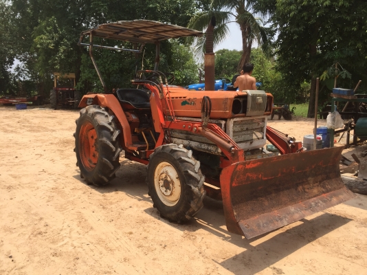 ขายรถไถคูโบต้า ข้างขาว L2002DT 4WD เพลากลาง เครื่อง 3สูบ อุปกรณ์ดันหน้า+หาง5  LCS พร้อมใช้