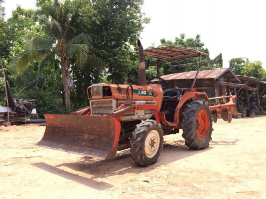 ขายรถไถคูโบต้า ข้างขาว L2002DT 4WD เพลากลาง เครื่อง 3สูบ อุปกรณ์ดันหน้า+หาง5  LCS พร้อมใช้