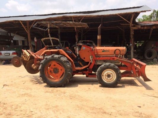 ขายรถไถคูโบต้า ข้างขาว L2002DT 4WD เพลากลาง เครื่อง 3สูบ อุปกรณ์ดันหน้า+หาง5  LCS พร้อมใช้