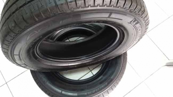 ขายยาง Michelin 215/70R16C รุ่น Aguis ถอดจากป้ายแดง มี 4 เส้น