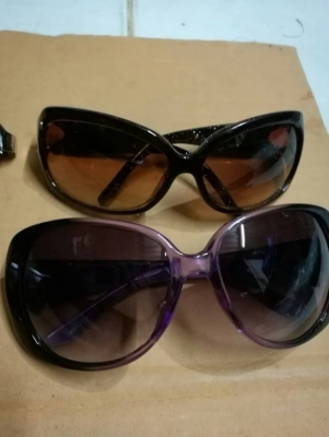 6 อัน 550 บ. กทม.ส่งฟรี 083-2000058  LINE ID: line832923 แว่นตากันแดด 6 อัน มีทั้งหญิงและชาย ทรงเรียบๆและทรงสปอตแต่ละแบบไม่ซ้ำกัน
