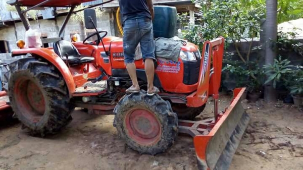 ขายรถไถนาคูโบต้าL47สภาพสวยอุปกรณ์ครบราคา390000บาทด่วน