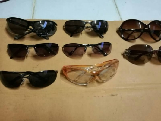 8 อัน 650 บ. กทม.ส่งฟรี 083-2000058  LINE ID: line832923 แว่นตากันแดด 8 อัน มีทั้งหญิงและชาย ทรงเรียบๆและทรงสปอตแต่ละแบบไม่ซ้ำกัน