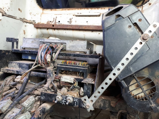 ขายด่วน KOBELC0 SK200 ธรรมดา สภาพพร้อมใช้งาน เครื่องปั้มดี ไฟฟ้าตัด มอเตอร์คันเร่ง โซ่ช่วงล่างสวย เอวแน่น เฟรมไม่ผุ รถเรียบร้อย พร้อมใช้งาน เอกสารเล่มทะเบียน