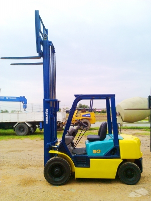 รถฟอร์คลิฟต์ KOMATSU รุ่น 12 ขนาด 2 ตัน เสาสูง 3  เมตรเครื่องดีเซล  (ซื้อขายตามสภาพ)