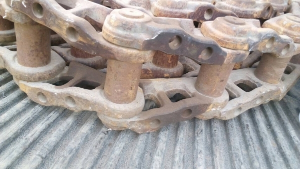 ขายโซ่รถแมคโค PC-200-5-6-7 และฮิตาชิ ZX-200-2-3-5 สภาพสวยตามรูป ขาย15000 บาท มีเส้นเดียว