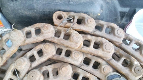 ขายโซ่รถแมคโค PC-200-5-6-7 และฮิตาชิ ZX-200-2-3-5 สภาพสวยตามรูป ขาย15000 บาท มีเส้นเดียว